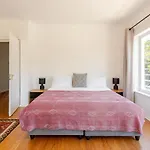 Relaxed Summer Holiday Home, Under Table Mountain
