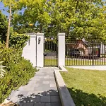 Relaxed Summer Holiday Home, Under Table Mountain