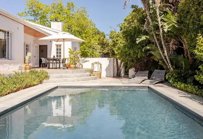 Relaxed Summer Holiday Home, Under Table Mountain