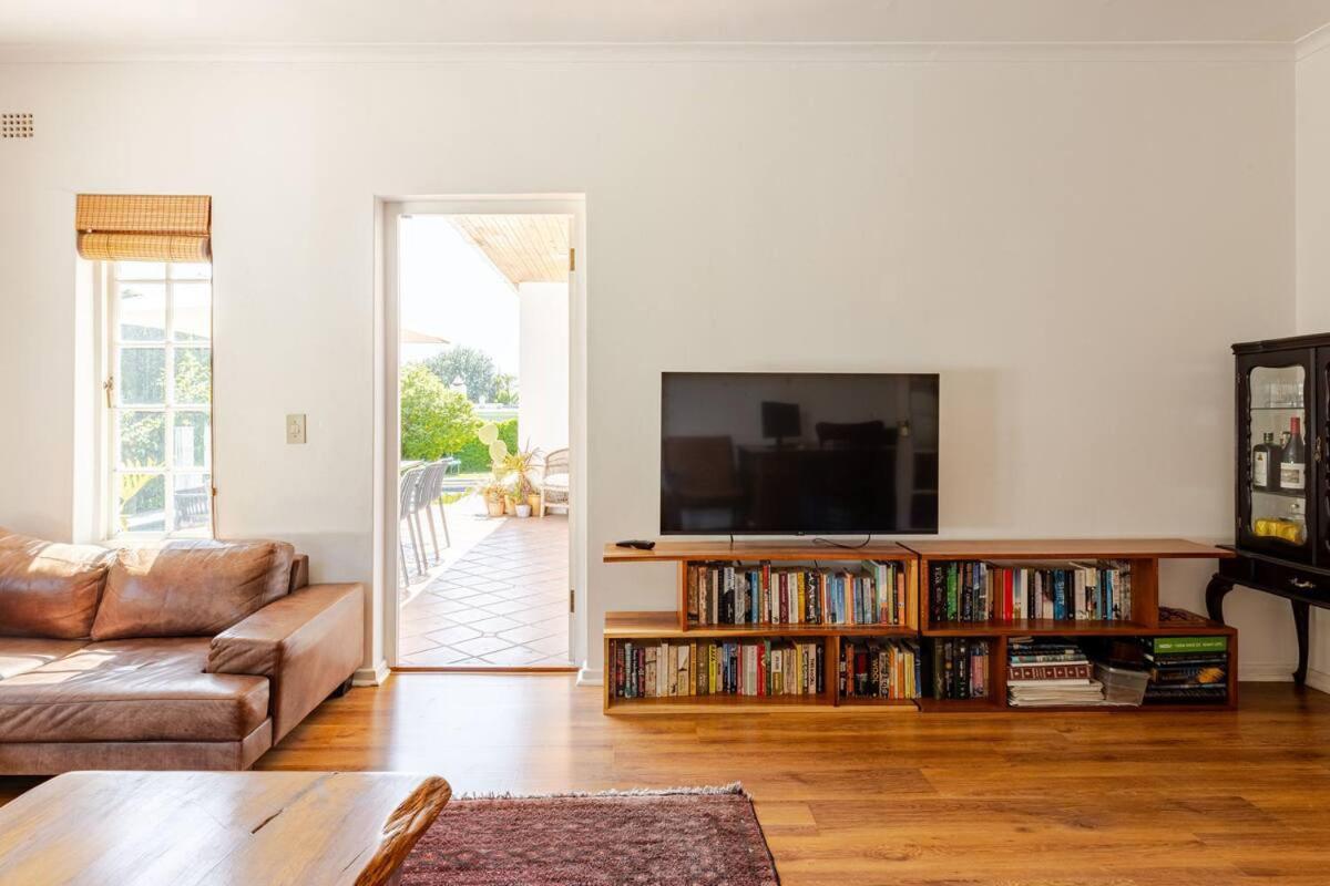 Relaxed Summer Home, Under Table Mountain Cape Town