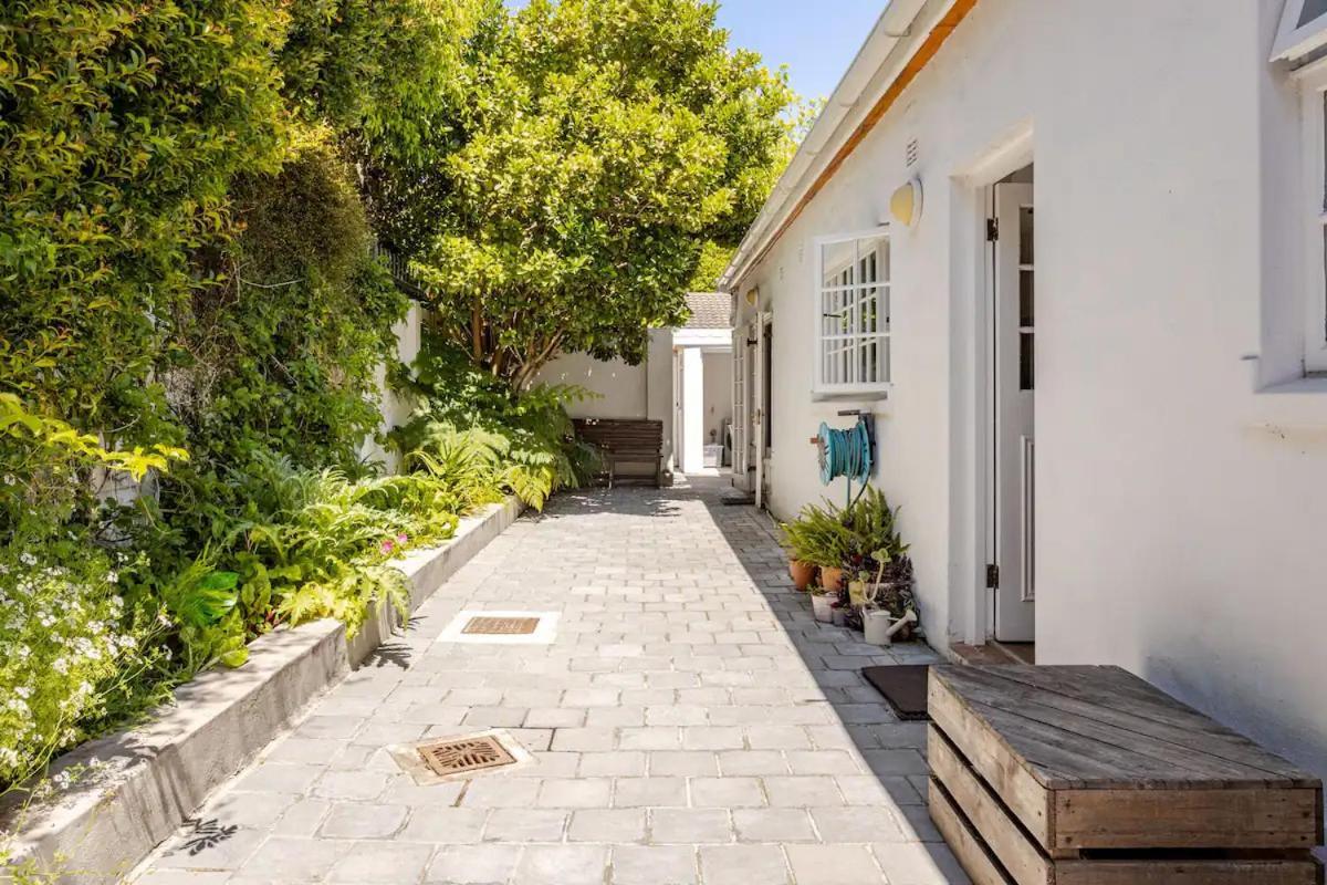 Relaxed Summer Home, Under Table Mountain