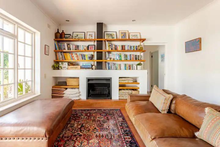 Relaxed Summer Home, Under Table Mountain *